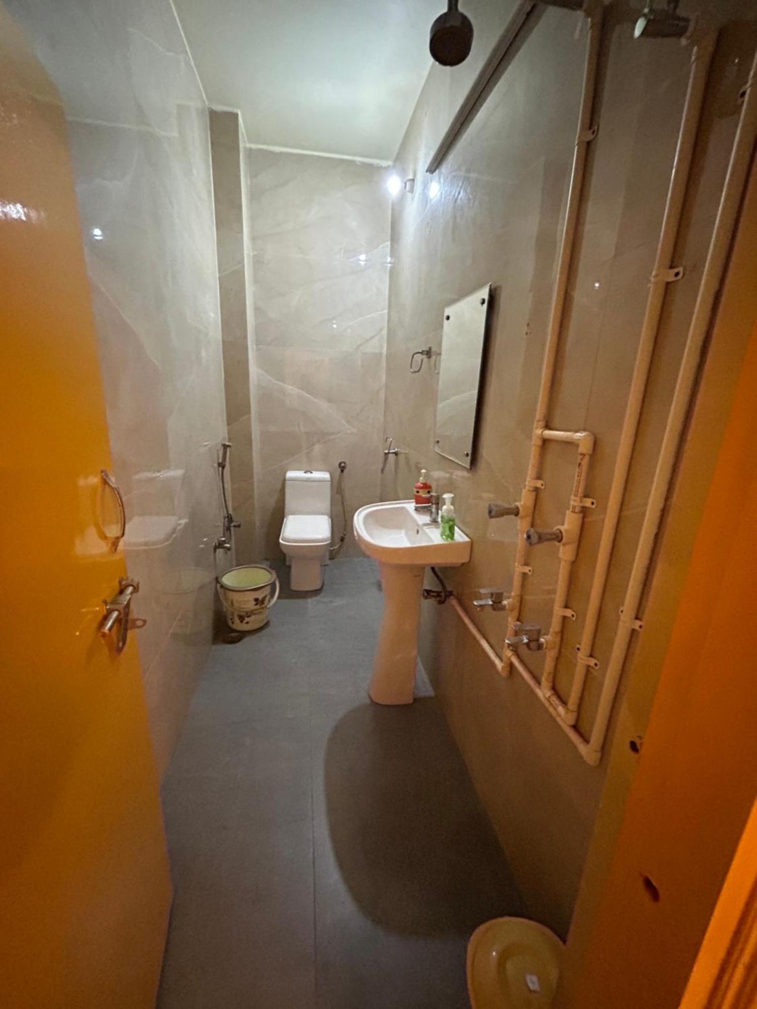 The Yellow House - Couple'S Getaway In Gomti Nagar- 1 Bhk Lucknow Esterno foto